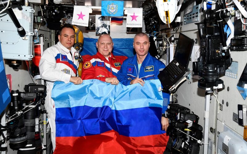 Ruští kosmonauti se na ISS vyfotili s vlajkou separatistů na Ukrajině.