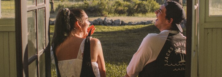 Ako sa na dovolenke zaľúbili Laura a Sára a čo na ich letné lásky hovorí párová terapeutka Renáta Kočišová?