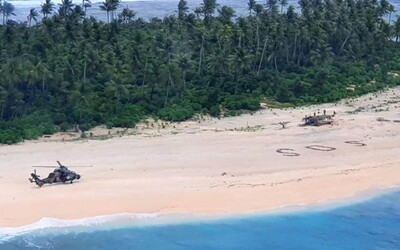 Trosečníci v Mikronésii se zachránili tahem jako z filmu. Na pláži vytvořili velký nápis SOS.