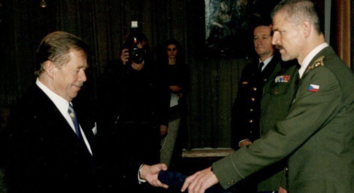 Prezident Václav Havel udělil Petru Pavlovi v roce 1995 první polistopadovou medaili Za hrdinství. A v roce 2002 jej jmenoval generálem. 
