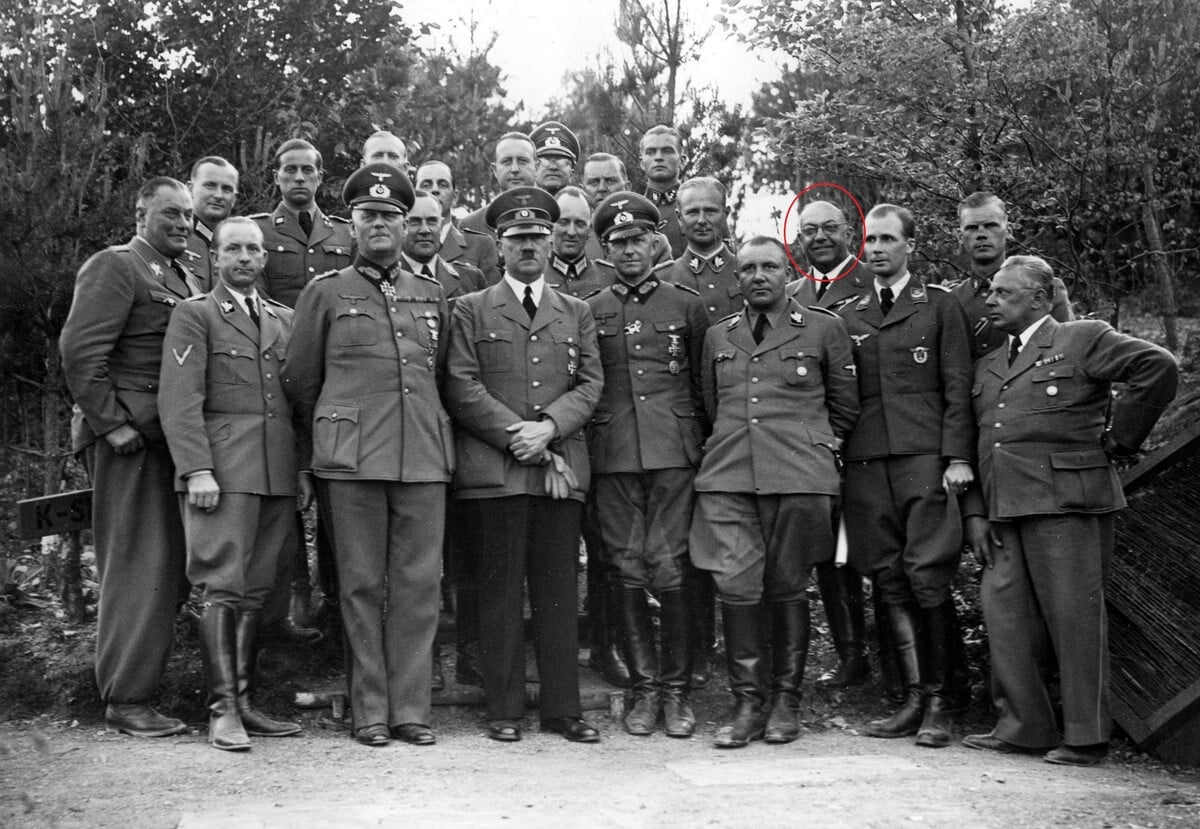 Na fotografii vidíme Adolfa Hitlera s viacerými nacistickými pohlavármi. Červenou farbou je označený doktor Theodor Morell.
