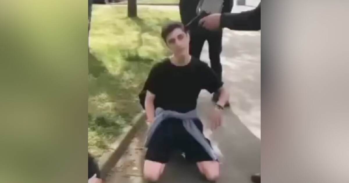 Dětský „gang“ v Praze napadl mladíka, u hlavy mu držel pistoli