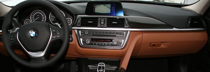 Rusi majú novú módu. Po prenajatých tryskáčoch sa chvália falošnými luxusnými kyticami či selfíčkami v BMW