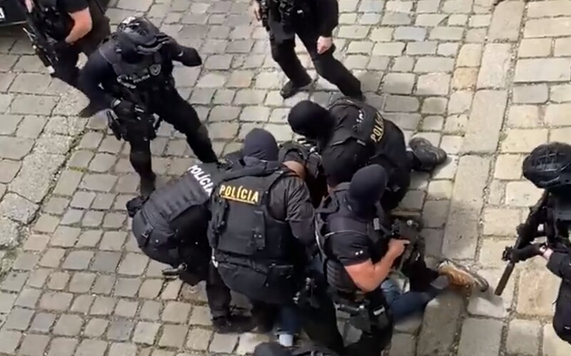 Najprv kričal „Allahu akbar“ a provokoval kukláčov, potom nariekal od bolesti. Pozri si celý zásah polície proti ozbrojenému mužovi