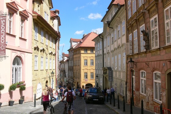 Začneme zlehka. Jak se jmenuje tato ulice na Malé Straně, která je součástí někdejší&nbsp;Královské cesty?