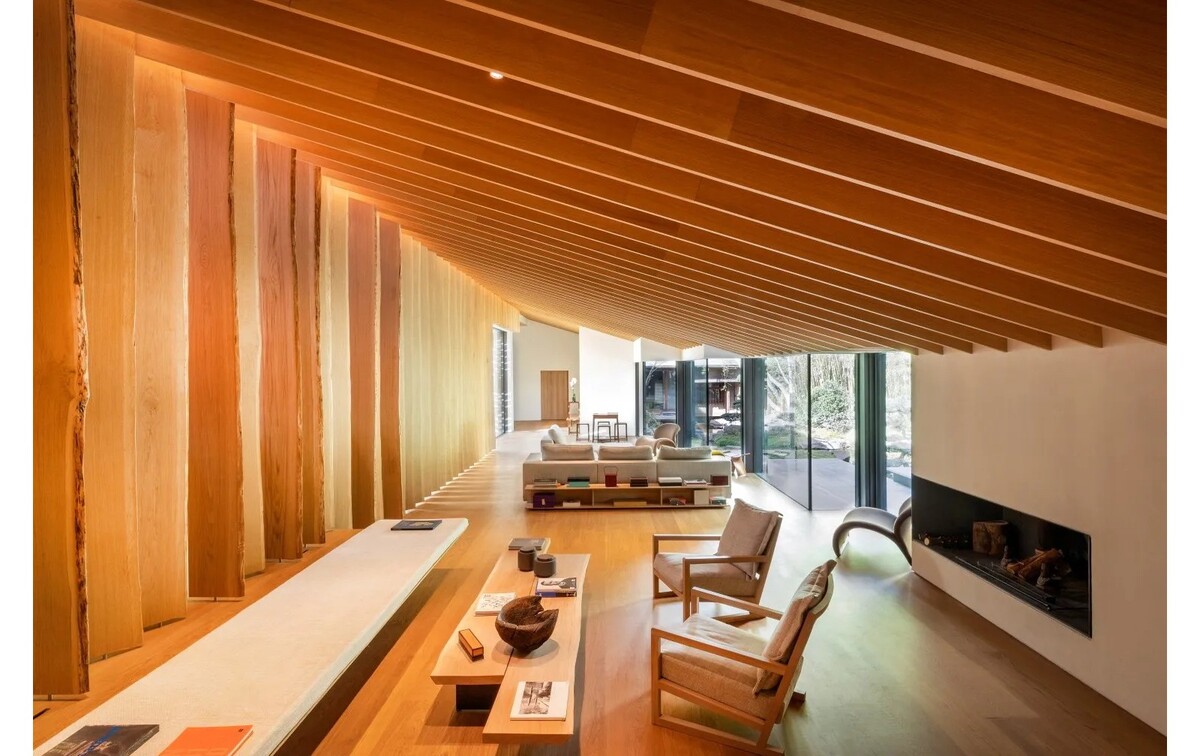 Veľkolepé bývanie obložené cédrovým drevom je postavené okolo vlastného vnútrobloku.