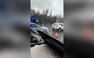 Z kufru nabouraného auta na dálnici v Rusku vypadla mrtvola s podříznutým hrdlem, lopata a lano.