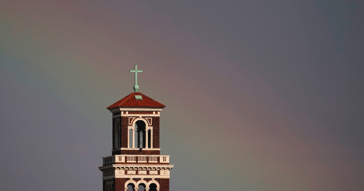 VIDEO: Podívej se, jak jeptiška složila protestujícího aktivistu