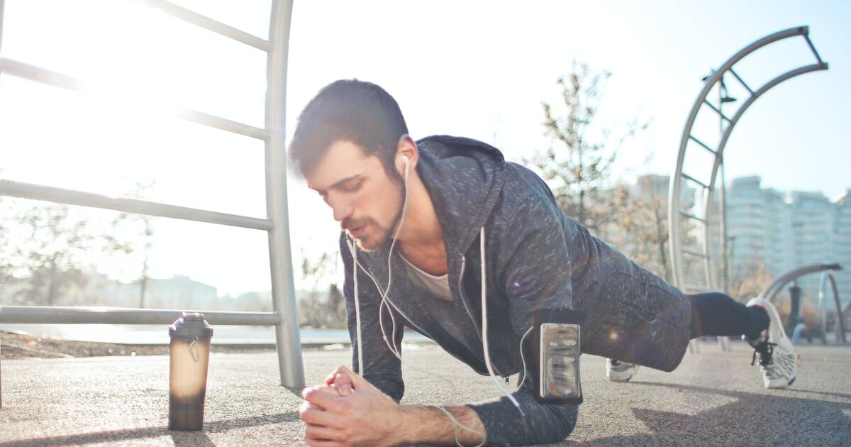 Víme, jak dlouho bys měl*a vydržet v planku. Odborníci zveřejnili ideální časy podle věku
