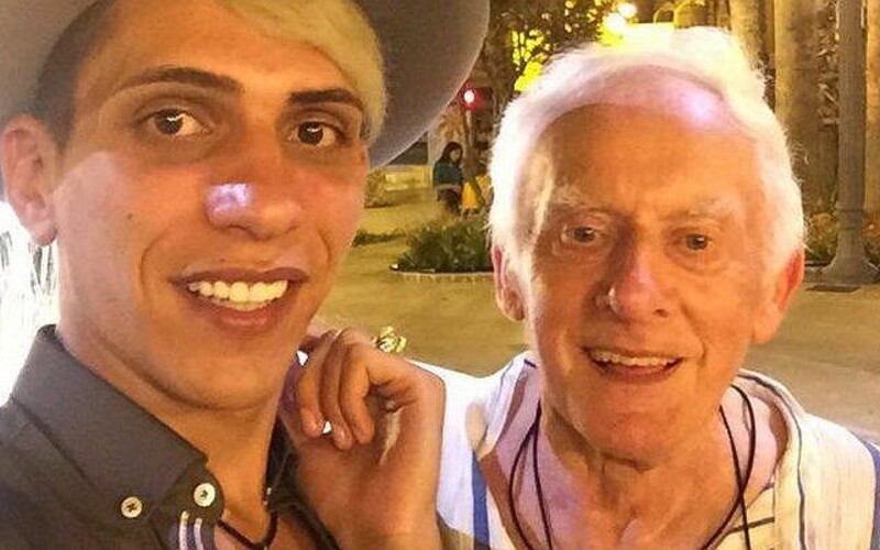 Zemřel 81letý bývalý farář, který si vzal za manžela mladého zajíčka. Vdovec tvrdí, že má nárok na manželův důchod.