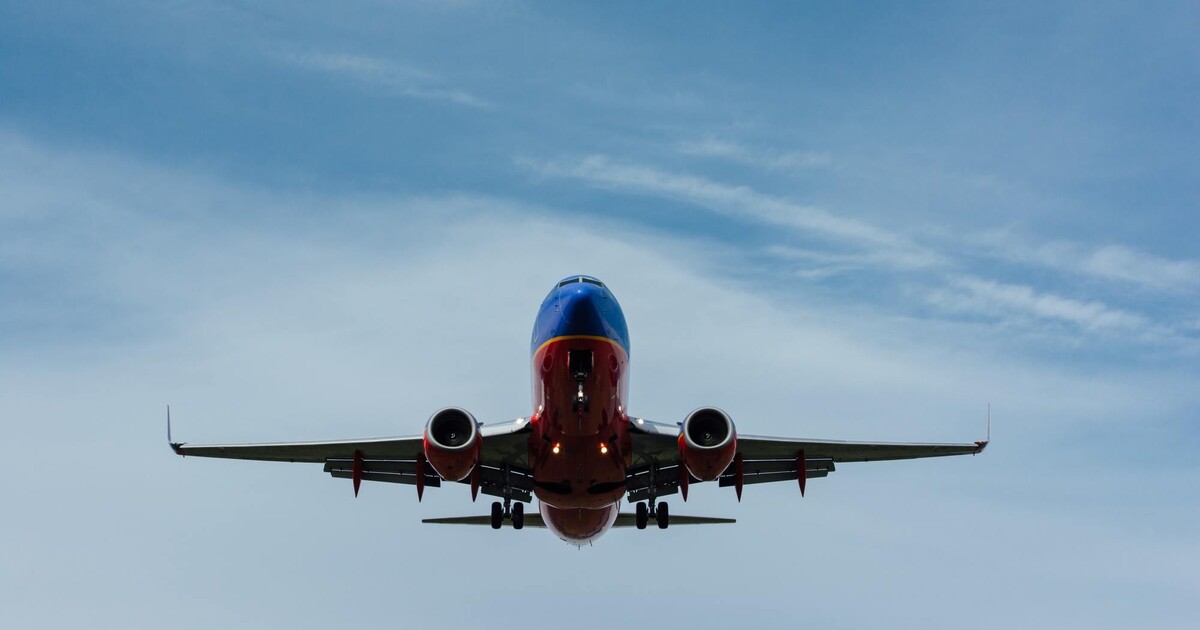 VIDEO: Pár se oddával sexu na palubním záchodě. Vidělo ho při tom celé letadlo