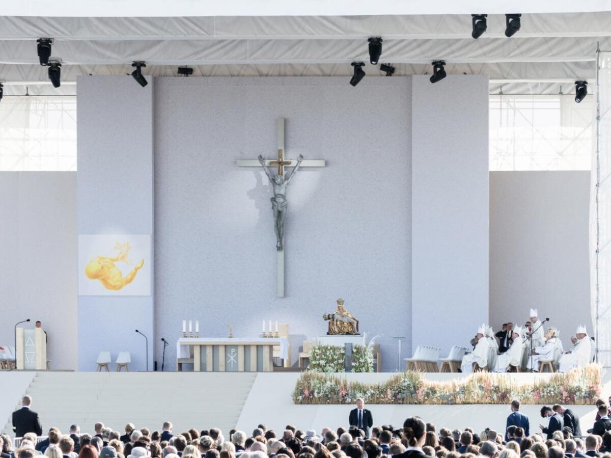 LITURGICKÝ PRIESTOR PRE PONTIFIKÁLNU OMŠU POČAS PASTORAČNEJ NÁVŠTEVY PÁPEŽA FRANTIŠKA V ŠAŠTÍNE (Šaštín/Rok realizácie: 2021/Architekti: Michal Bogár, Mária Bogárová, Roman Ruhig, Ema Ruhigová/Iné: Martin Lettrich - výtvarná spolupráca - kríž s korpusom ukrižovaného Ježiša, Viktor Oravec - výtvarná spolupráca - sklené prvky, Dorota Sadovská - výtvarná spolupráca - maľba sv. Jozefa, Robert Bartolen - florista).