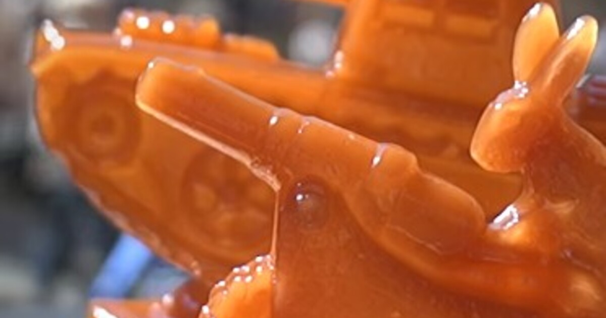 Velikonoční zajíci na tanku. Německá cukrárna pobouřila veřejnost svými figurkami