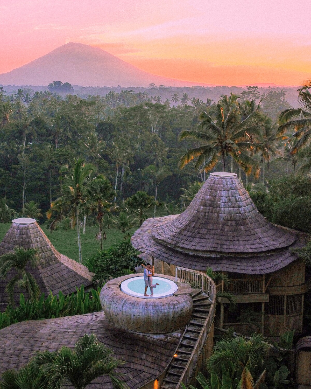 Súbor šiestich víl Eco Six Bali Resort je vyrobený z bambusu a ponúka nádherný dizajn. Za noc zaplatíš minimálne 360 eur. 