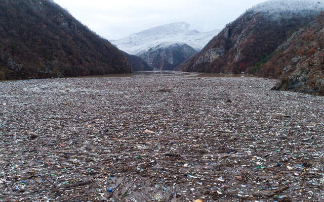 FOTO: Rieka v Bosne sa premenila na skládku. V tonách odpadu plávajú aj spotrebiče či pneumatiky z áut