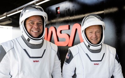 Astronauti SpaceX úspěšně přistáli na Zemi. Komerční létání do vesmíru je realitou.