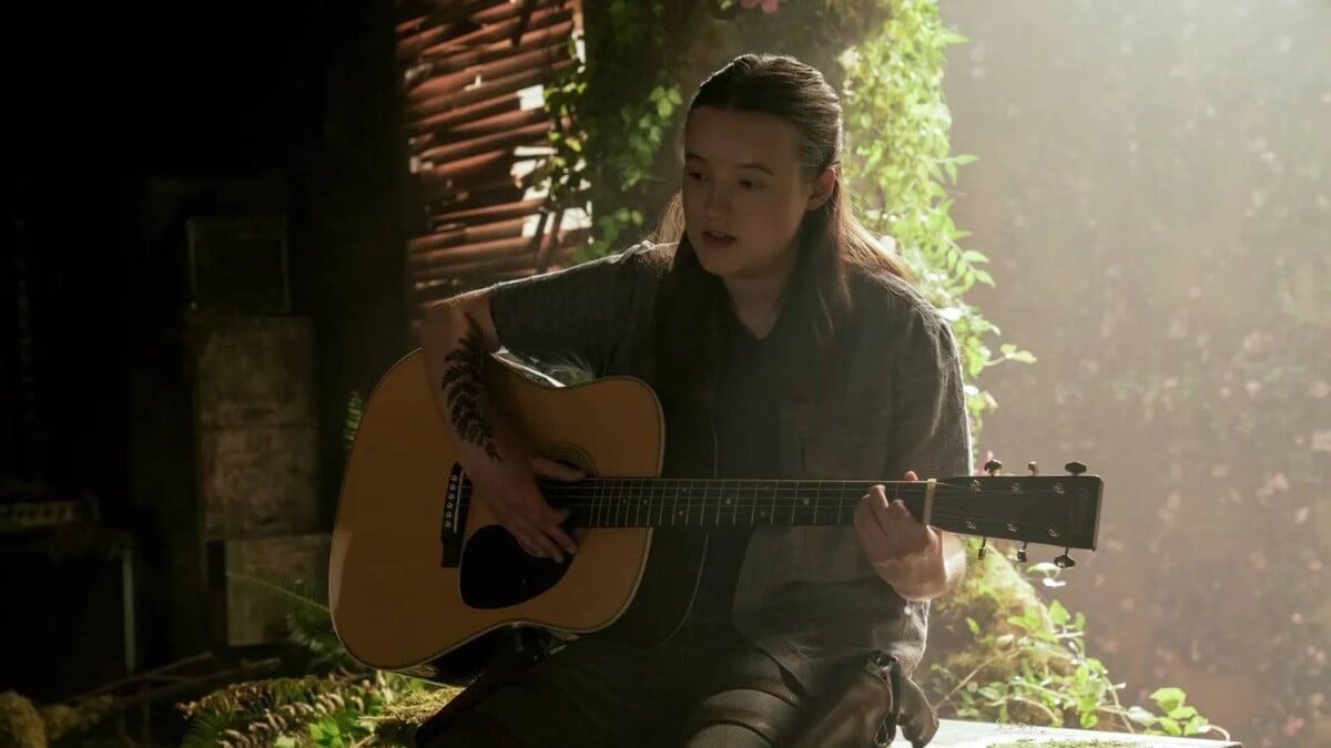 Ellie hrající na kytaru v druhé řadě The Last of Us