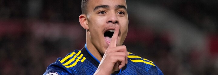Mladého futbalistu Manchestru United obvinila partnerka z fyzického napadnutia. Klub ho po zverejnených videách suspendoval