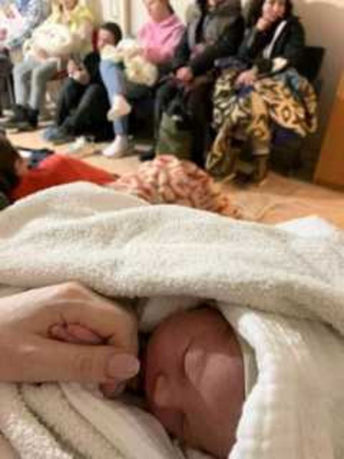 Mamička drží na rukách novorodenca, kým bombardujú jej mesto.