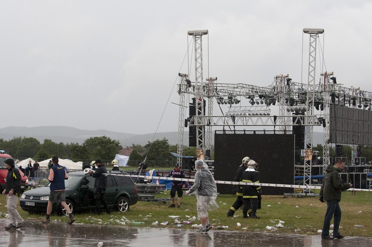 Spadnutý stan na festivale Pohoda v roku 2009.