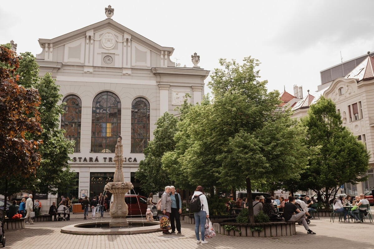 V letných mesiacoch námestie pred tržnicou „ozelenie“ a popíjanie piva je tu oveľa príjemnejšie.