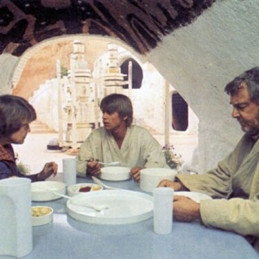 IV: Luke bol vychovávaný strýkom a tetou. Spomenieš si však na ich mená?