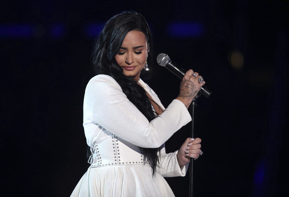 Demi Lovato využila Roachové služby cenách Grammy v roku 2020. Oblečená bola v krásnej bielej róbe od dizajnéra Christiana Siriana. 