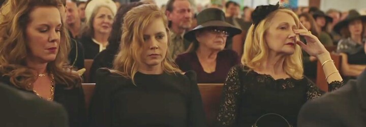 Labilná Amy Adams sa pri vyšetrovaní vrážd zapletie s temnými démonmi svojej minulosti. Znepokojivý trailer láka na ďalšiu seriálovú pecku