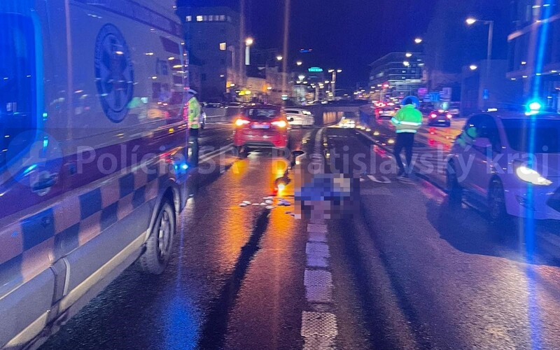 AKTUÁLNE: Vodič Audi zrazil v centre Bratislavy chodkyňu, na mieste zomrela. Šofér z miesta nehody ušiel.