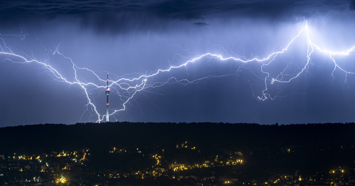 Čeští vědci zaznamenali nejdelší blesk ve střední Evropě, byl dlouhý jako trasa z Prahy do Kutné Hory