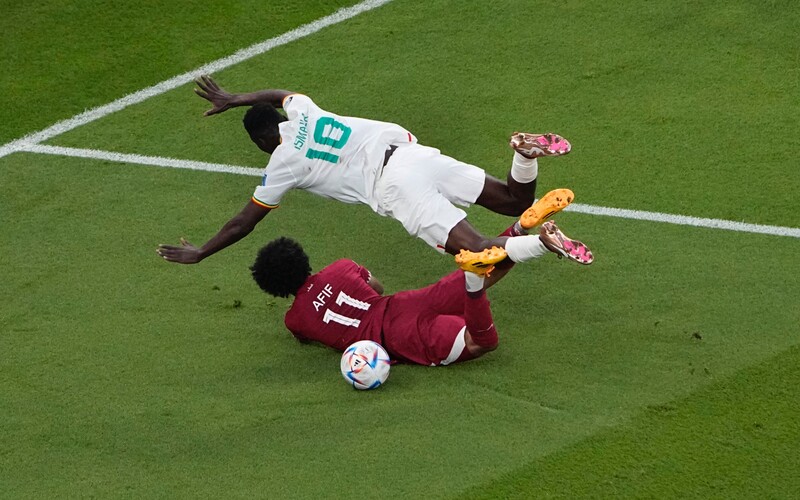 MS 2022 v Katare: Usporiadateľská krajina vypadáva z turnaja ako prvá. Kataru zlomila väz prehra proti Senegalu.