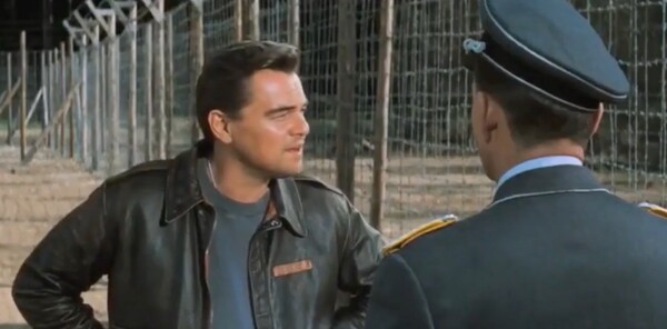 Film Once Upon a Time in... Hollywood obsahuje celou řadu referencí na známé dobové trháky. Na obrázku vidíš scénu z filmu Great Escape, kterou Tarantino rekonstruoval. Víš, kdo v původním filmu hrál „DiCapriovu“ postavu?