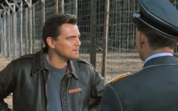 Film Once Upon a Time in... Hollywood obsahuje celou řadu referencí na známé dobové trháky. Na obrázku vidíš scénu z filmu Great Escape, kterou Tarantino rekonstruoval. Víš, kdo v původním filmu hrál „DiCapriovu“ postavu?
