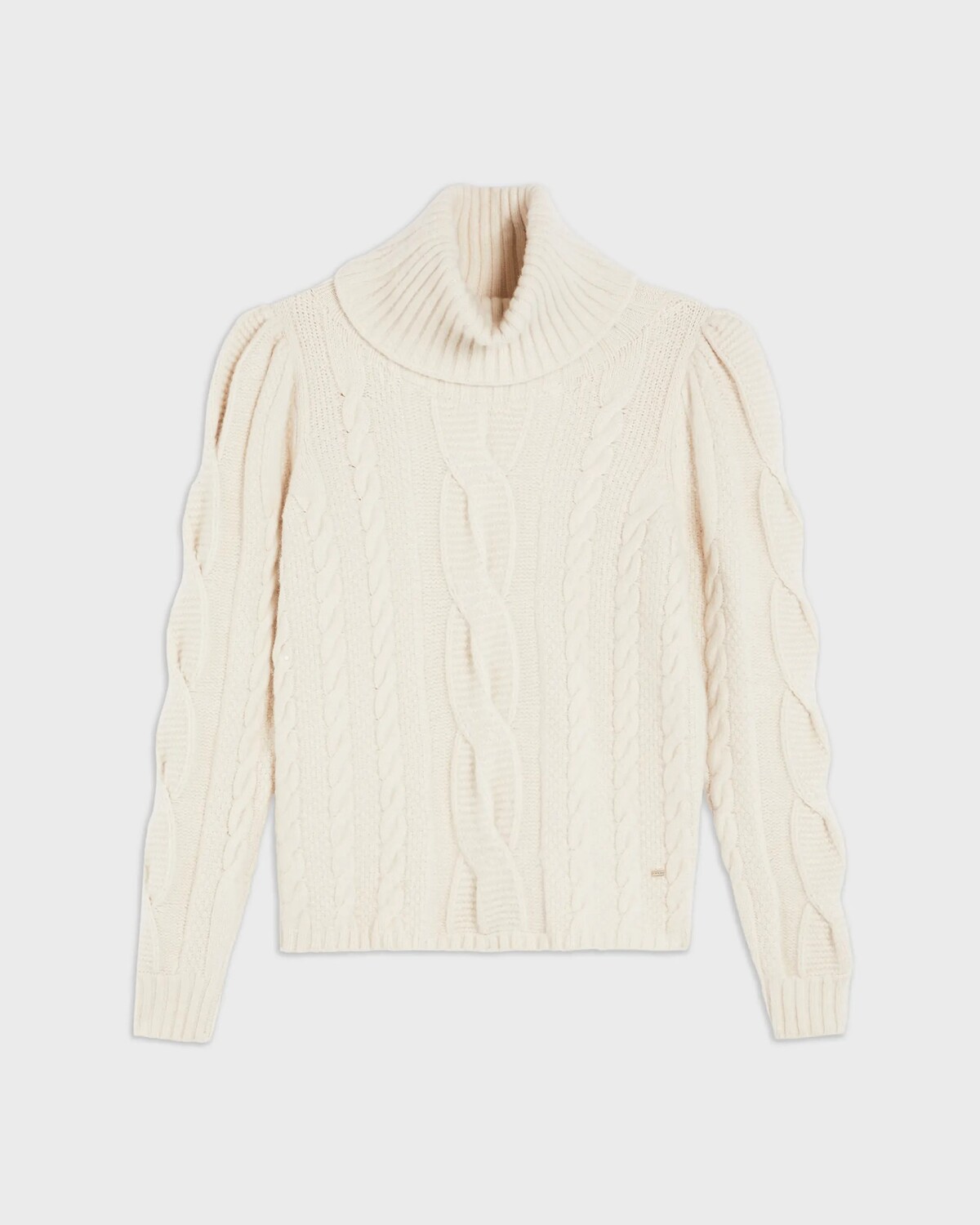 Chladné počasie zachráni tento robustný úpletový sveter značky Ted Baker London. Skutočne všestranný model si môžeš obliecť k plisovanej sukni, ako aj ku klasickým nohaviciam. Mať ho môžeš za 190 €.

