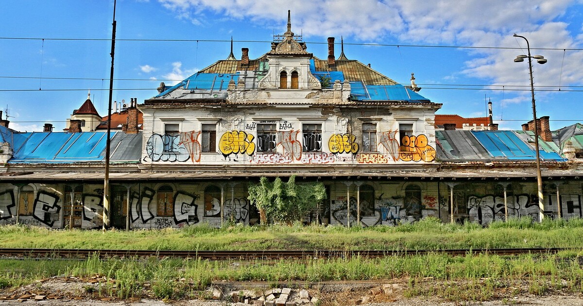 Nádraží Vyšehrad je v dezolátním stavu. Dojde k jeho vyvlastnění?