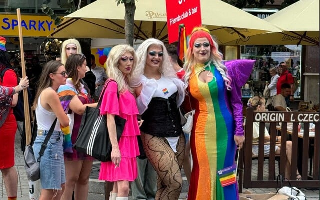 GALERIE: Podívej se na fotky z Prague Pride. Duhový průvod prošel Prahou (Aktualizováno)