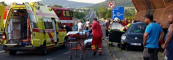 Mladé Češky streamovali svoju jazdu autom vo vysokej rýchlosti. Havarovali, jedna z nich nehodu neprežila