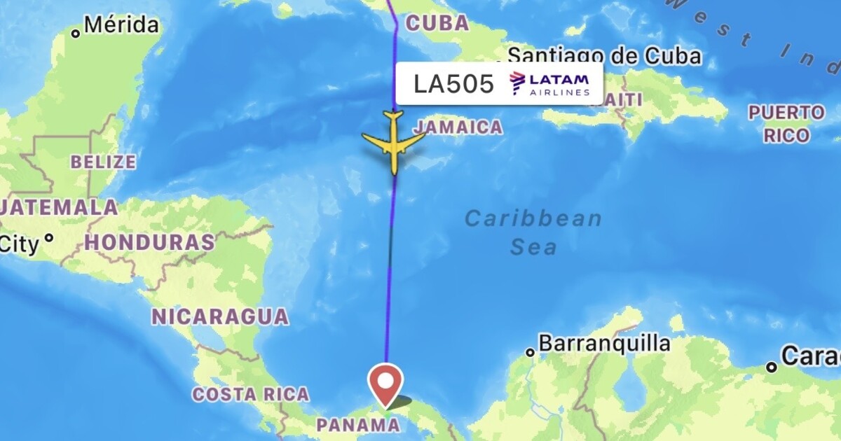 Pilot Boeingu zemřel během letu. Zhroutil se na toaletě, posádka mu už nedokázala pomoci