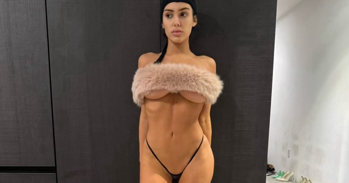 Bianca Censori opět bez jediného kousku oblečení. Doplňkem jí byly jen blonďatá paruka a podpatky