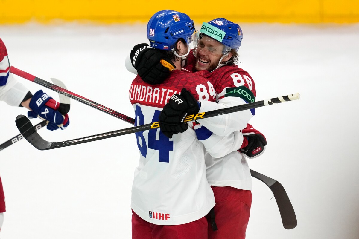 Čeští hokejisté David Pastrňák (vpravo) a Tomáš Kundrátek se radují po vstřelení úvodního gólu během finálového zápasu Česká republika – Švýcarsko.