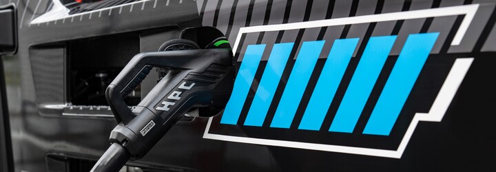 Mercedes-Benz ukázal elektrický ťahač s dojazdom 800 kilometrov a podporou extrémne rýchleho nabíjania
