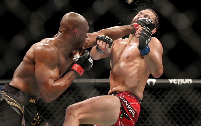 VIDEO: Šampion UFC zvítězil díky brutálnímu KO. Podívej se, jak tvrdě vypnul svého soupeře