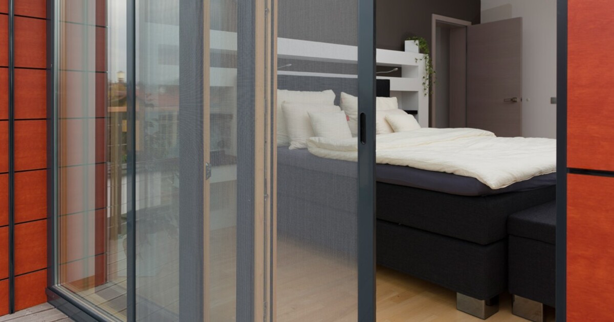 Připravte se na léto: Sítě proti hmyzu v oknech nemohou chybět