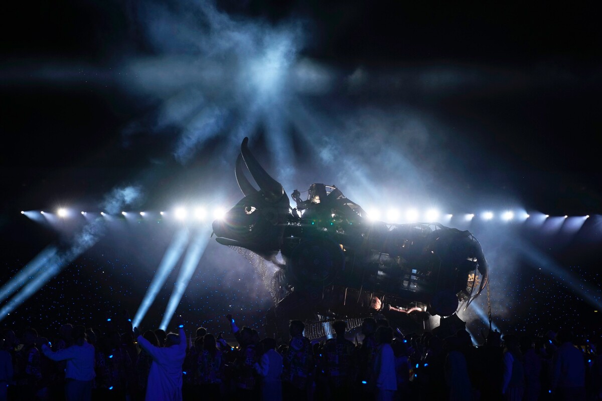 Silueta obrovského mechanického býka vytvorená vďaka hre tieňov a svetla počas otváracieho ceremoniálu Hier Commonwealthu na štadióne Alexander Stadium v Birminghame v Anglicku. (28. júla 2022)