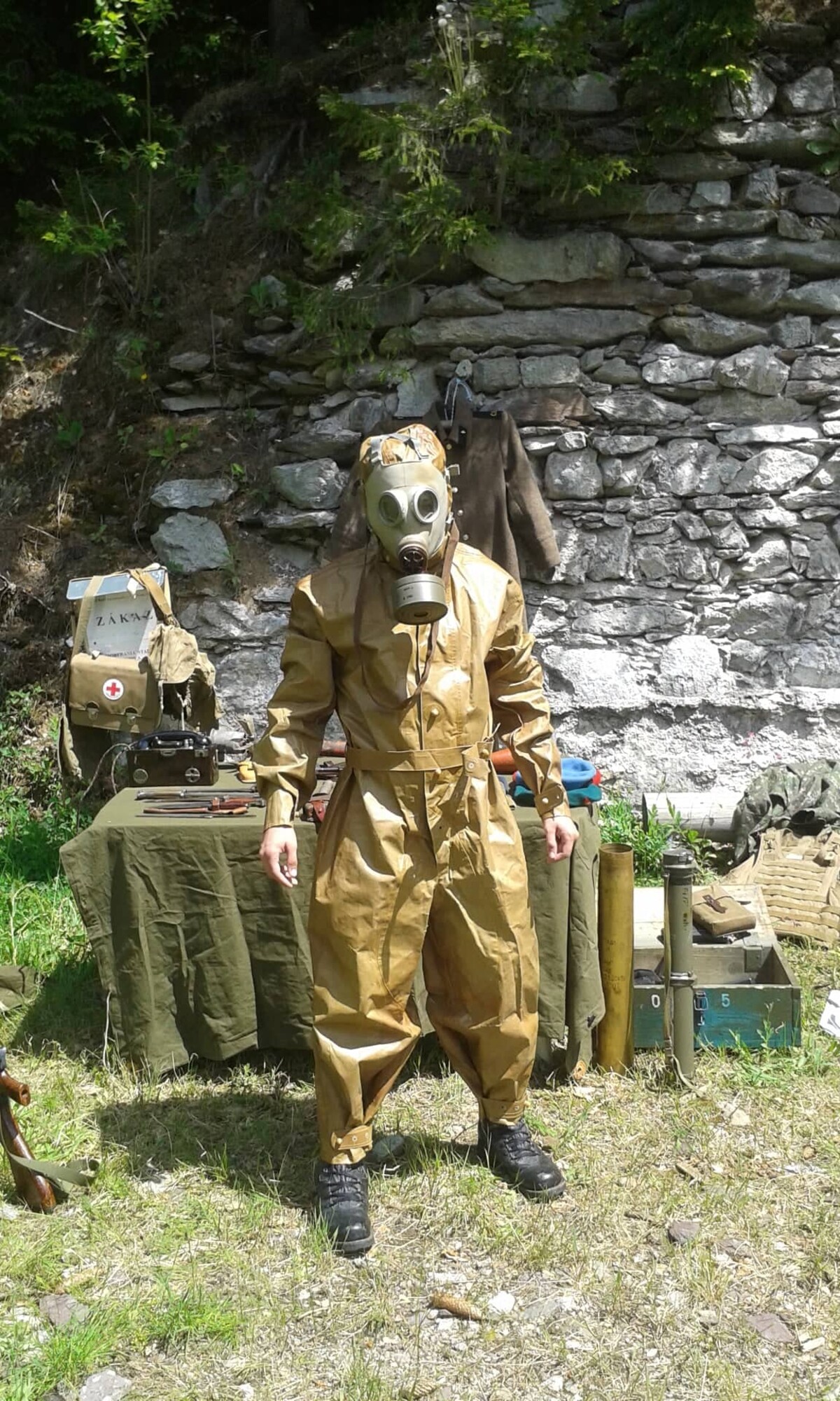 Matúš na výcviku v plynovej maske.