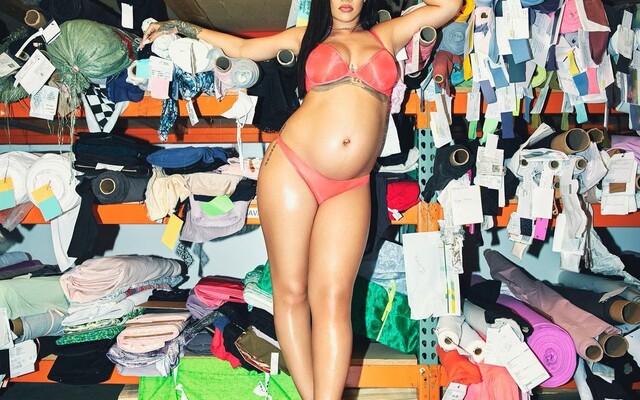 FOTO: Tehotná Rihanna pózuje v sexy kampani SAVAGE X FENTY. Objednávaj novú kolekciu teraz