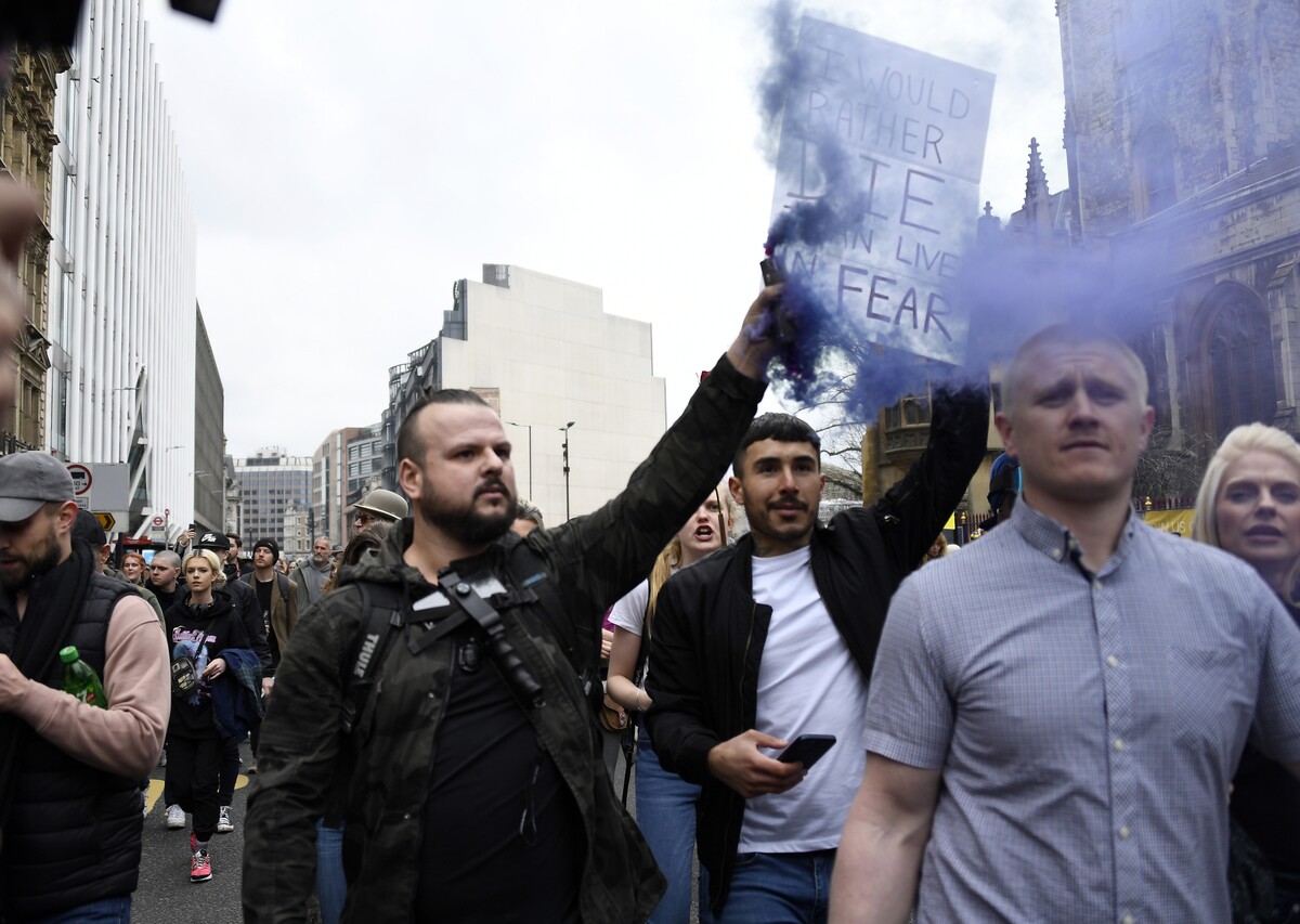 Muž s transparentom „Radšej by som zomrel než žil v strachu“ počas londýnskych protestov proti opatreniam 20. marca 2021.