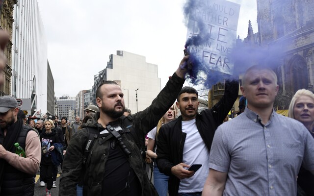 Lidé po celé Evropě protestují proti lockdownům a pandemickým opatřením. Dav rozhánějí policisté vodními děly či obušky
