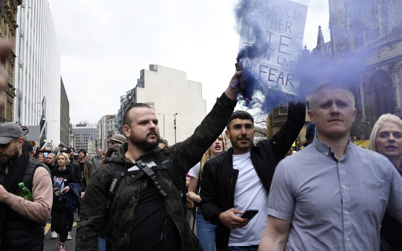 Ľudia po celej Európe protestujú proti lockdownom a pandemickým opatreniam. Dav rozháňajú policajti vodnými delami či obuškami.