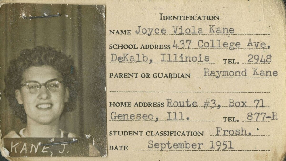 Študentský preukaz Joyce DeFauw z roku 1951 na Northern Illinois University.